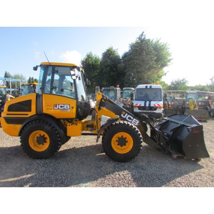 JCB 409 gumikerekes rakodó 10/12