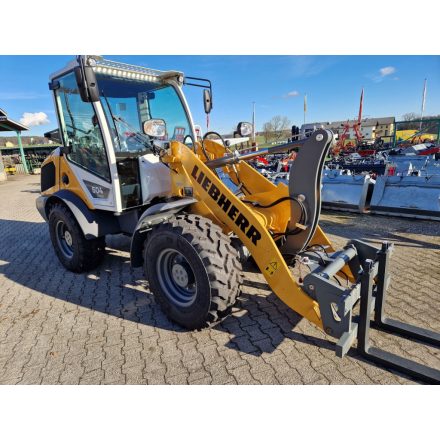 Liebherr L504 Compact gumikerekes rakodó 10/15