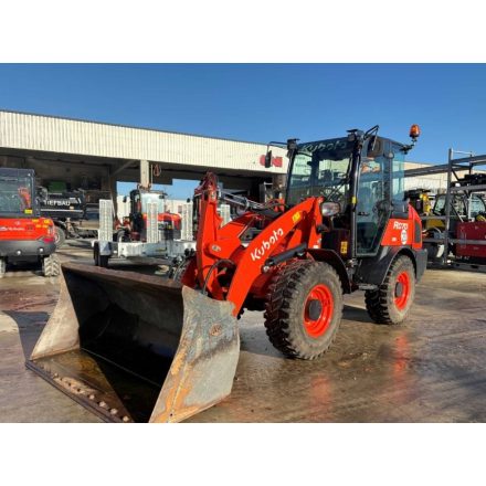Kubota R070 gumikerekes rakodó 10/46
