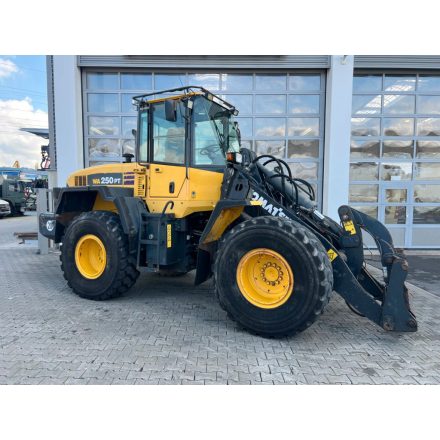 Komatsu WA250 PT gumikerekes rakodó 15/10