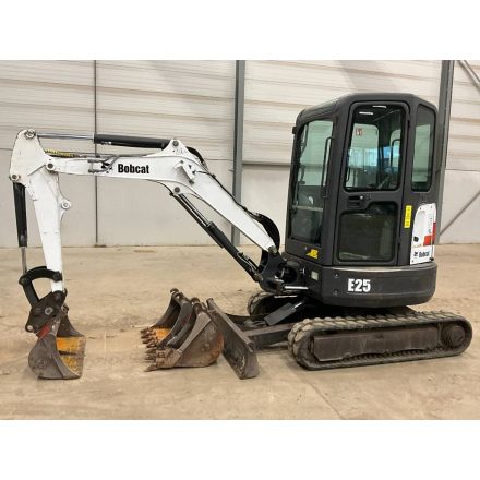 ELADVA! Bobcat E25 kotrógép 2/52